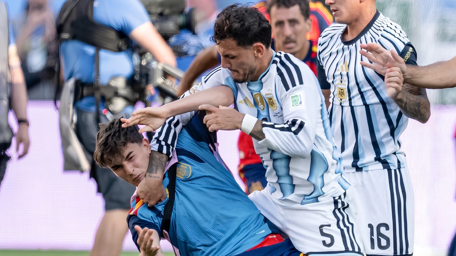 Cayó el martillo: FIFA castigó a la Scaloneta por la pelea con España y por la bandera de Malvinas