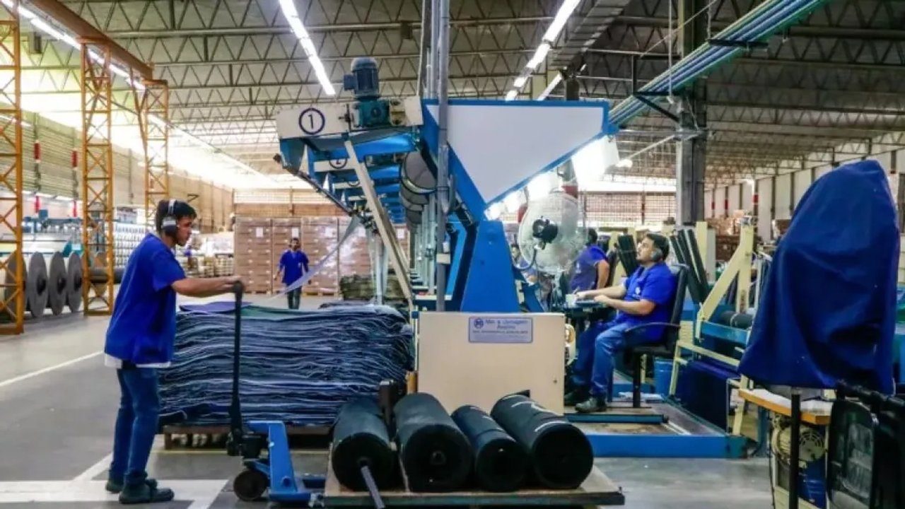 La industria creció 0,7% interanual en julio, pero cayó frente a junio y acumula una baja de 2,1% en el año