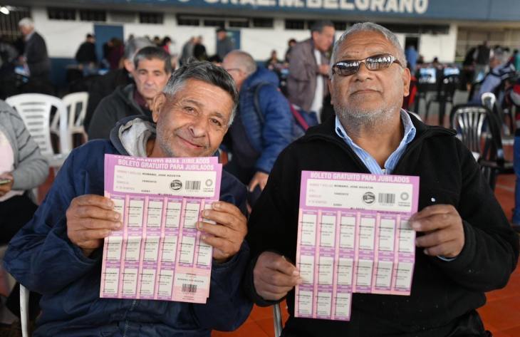 Entregan el boleto gratuito para jubilados: el cronograma por terminación de DNI