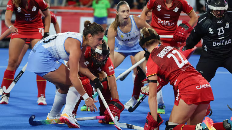 las-leonas-juegan-con-belgica-en-el-partido-que-definira-a-su-rival-en-semifinales-del-mundial-de-hockey-foto-efe-7QTTTVAQWNGGJHYLSF7L5VRBR4.avif