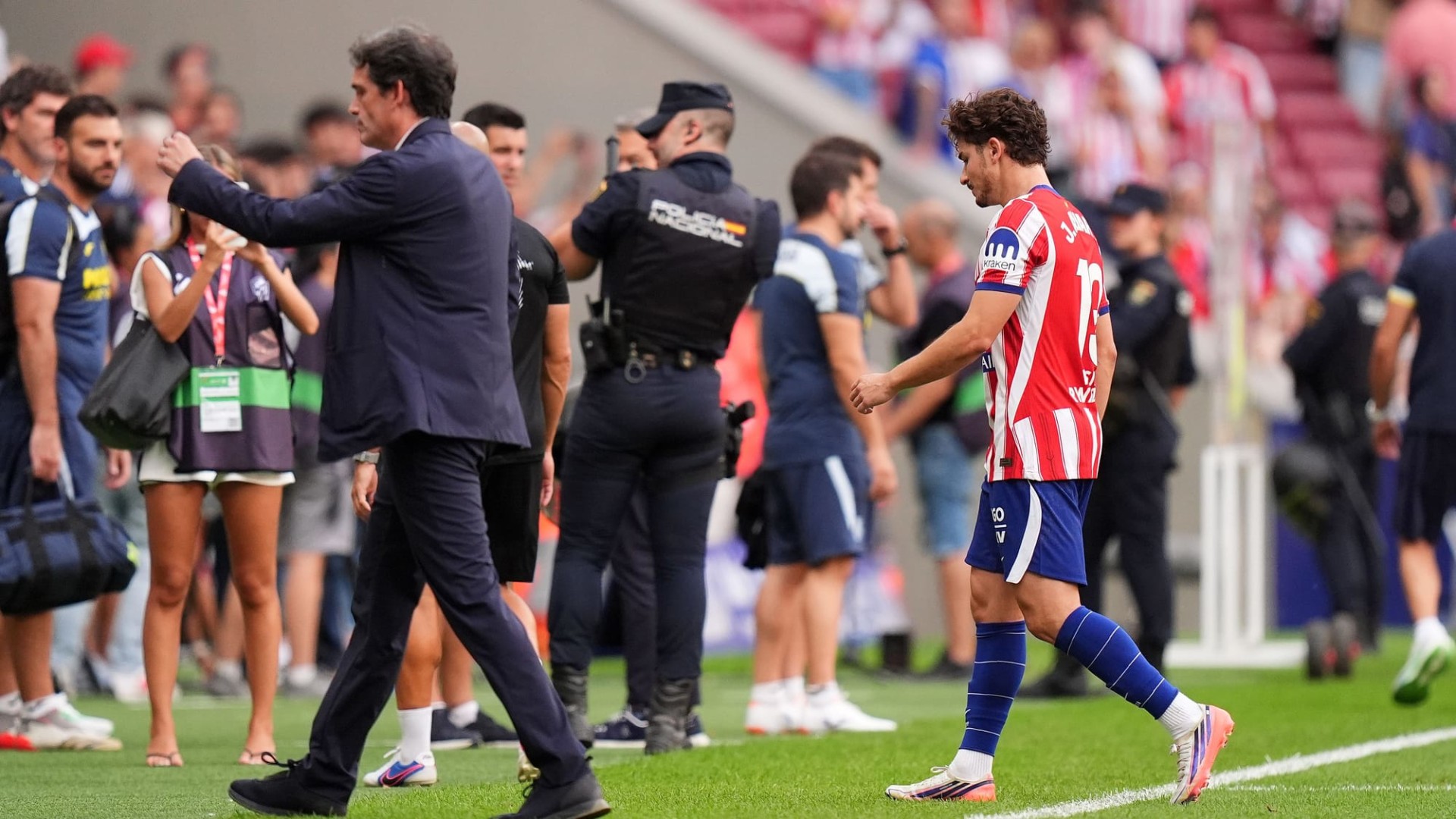 Silbidos,  bronca y un vestuario que se achica: sigue la novela Julián Álvarez