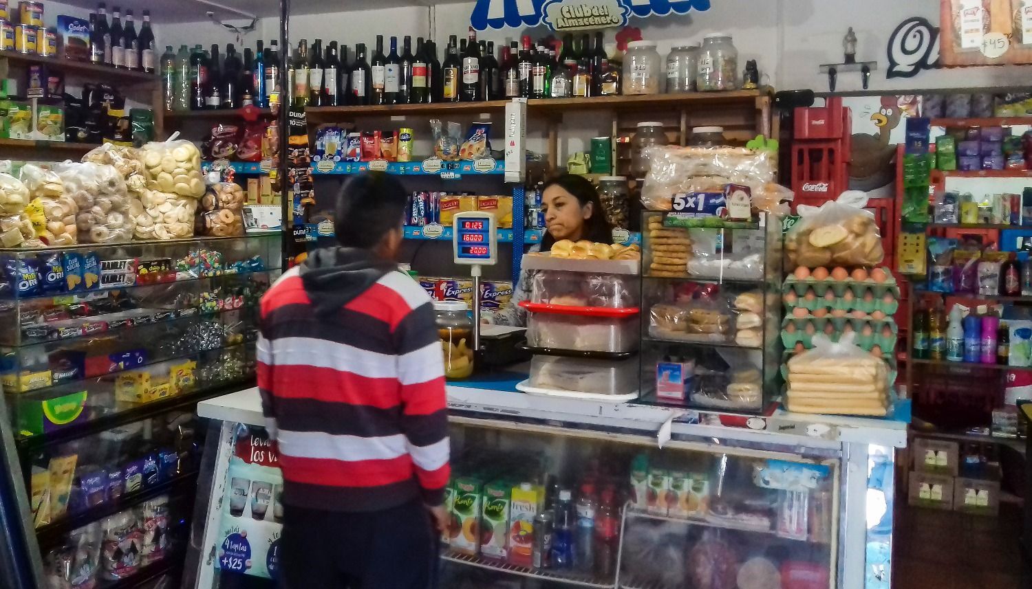 Advierten sobre la baja del consumo en los supermercados y el retorno al almacén de barrio