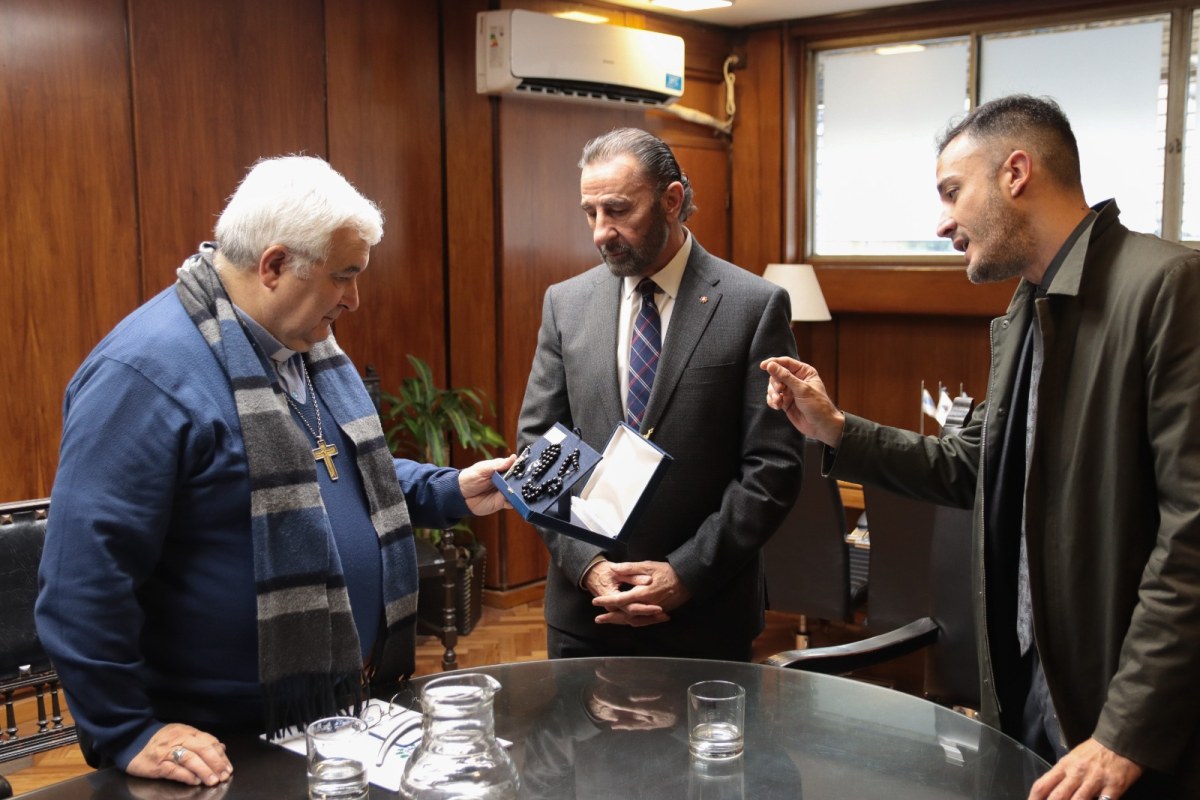 El arzobispo de Tucumán recibió el rosario que será obsequiado al papa.jpeg