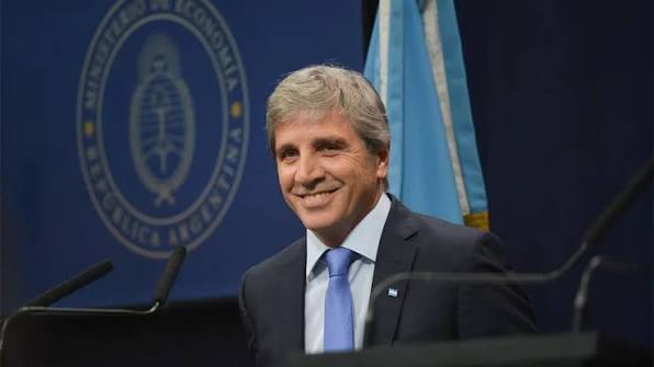 Luis Caputo anunciará este miércoles medidas para impulsar los créditos hipotecarios