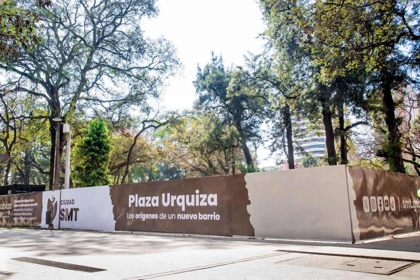 Habilitan un nuevo recorrido informativo sobre el vallado de la Plaza Urquiza durante su remodelación