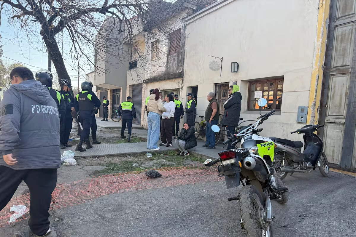 El hombre hallado sin vida junto a su hijo en calle Entre Ríos habría dejado una carta