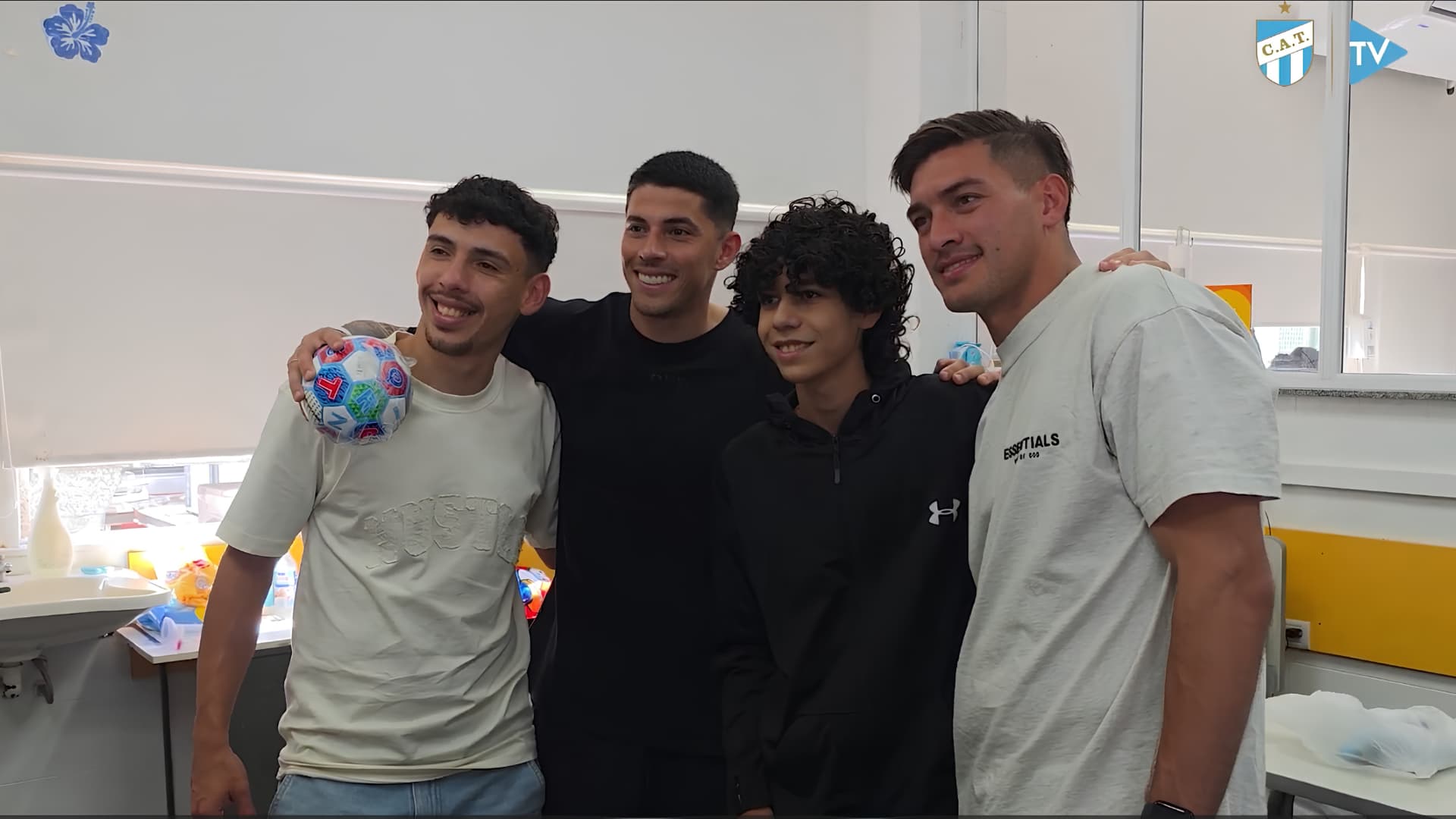 Atlético Tucumán cambió la pelota por sonrisas en el Hospital del Niño Jesús