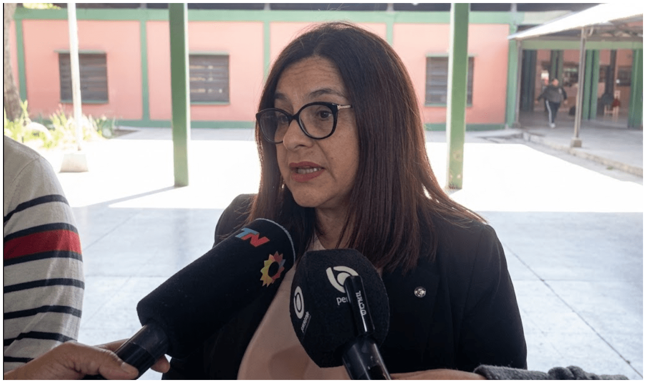 Habló la directora de la escuela a la que una niña llevó un arma: "La situación es grave, pero hay que garantizar su derecho a la educación"