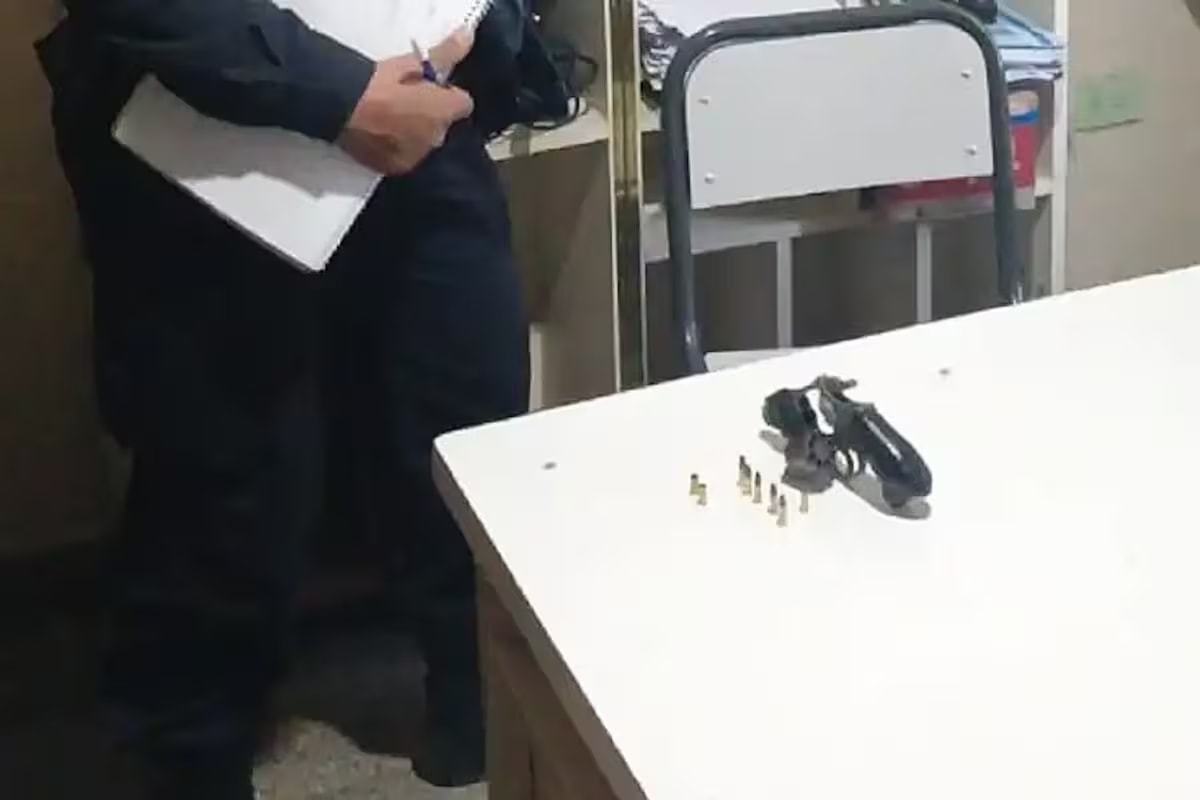 el-revolver-secuestrado-a-una-alumna-en-una-MTWE32PGNFGN3CPUCXCLQ3PUXU.avif