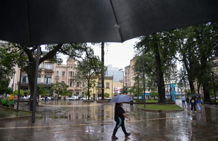 Anticipan una jornada con precipitaciones matutinas y una máxima de 17 grados en la ciudad