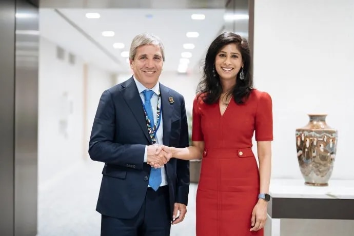 Gita Gopinath elogió la estabilización de Milei, pero advirtió por las reservas y el riesgo cambiario