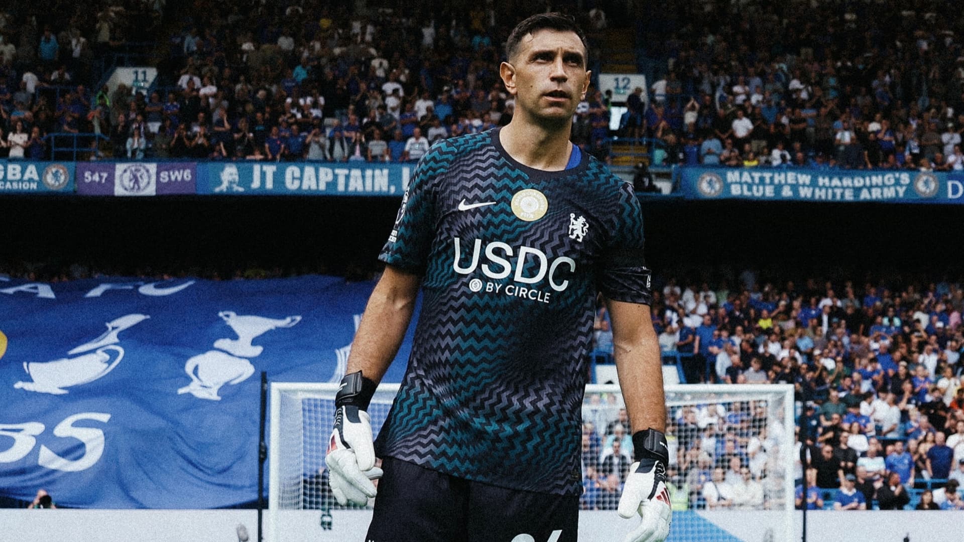 El "Dibu" Martínez puso primera: debut relámpago y triunfo agónico en Stamford Bridge