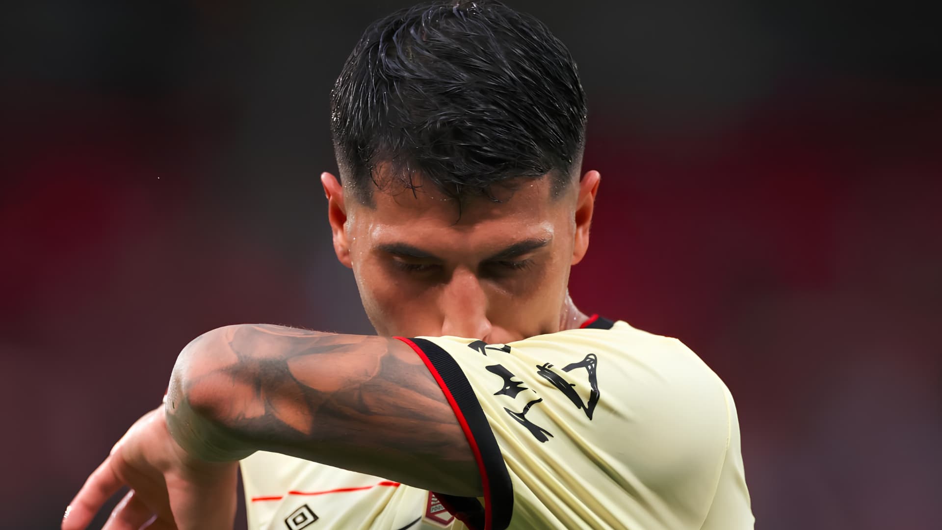 Frío bautismo en Old Trafford: el tucumano Palacios debutó en el Ipswich Town en medio de una goleada