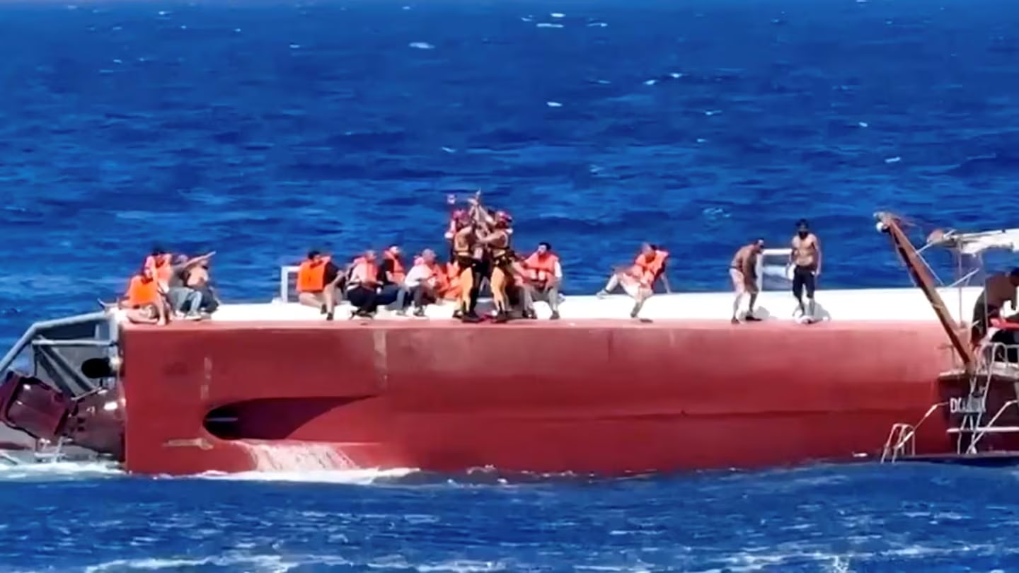 Al menos ocho personas fallecieron tras el hundimiento de un ferry que viajaba hacia el puerto de Taşucu