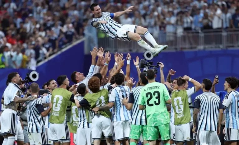 Rendidos a sus pies: la despedida de los jugadores de la Selección Argentina a Messi