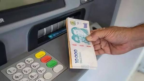 El Gobierno oficializará por decreto un aumento escalonado del salario mínimo hasta $ 437.000