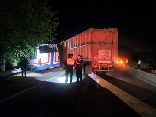 Diecisiete heridos tras el choque entre un colectivo y un camión en la ruta 157