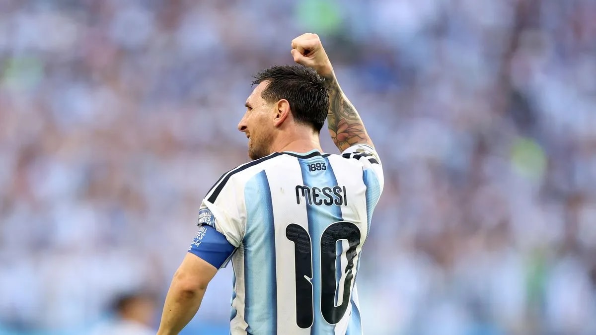 Minuto 10, aplausos de pie: el fútbol argentino institucionaliza su despedida a Messi