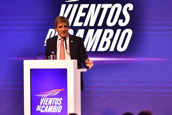 Caputo expresó en Vientos de Cambio: "Defiendo los intereses de los argentinos, no los de algunos empresarios"