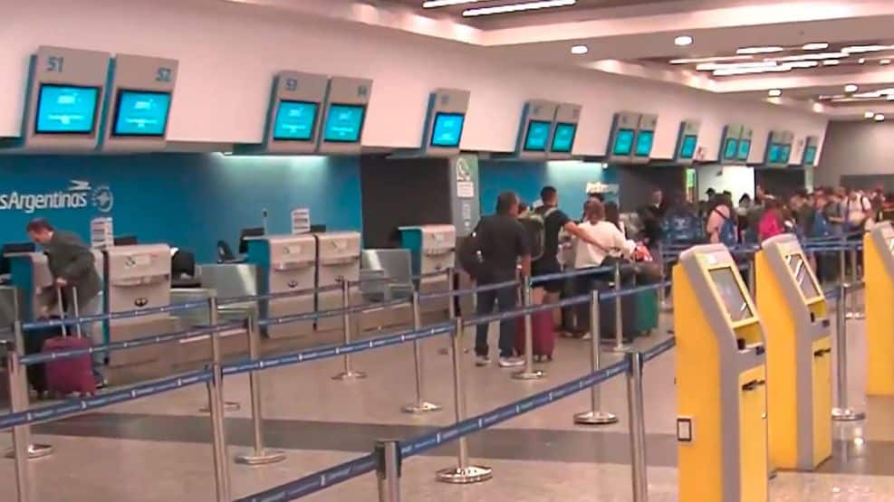 Paro en aeropuertos: el Ministerio de Capital Humano intimó a ATE a garantizar el 75% de los servicios