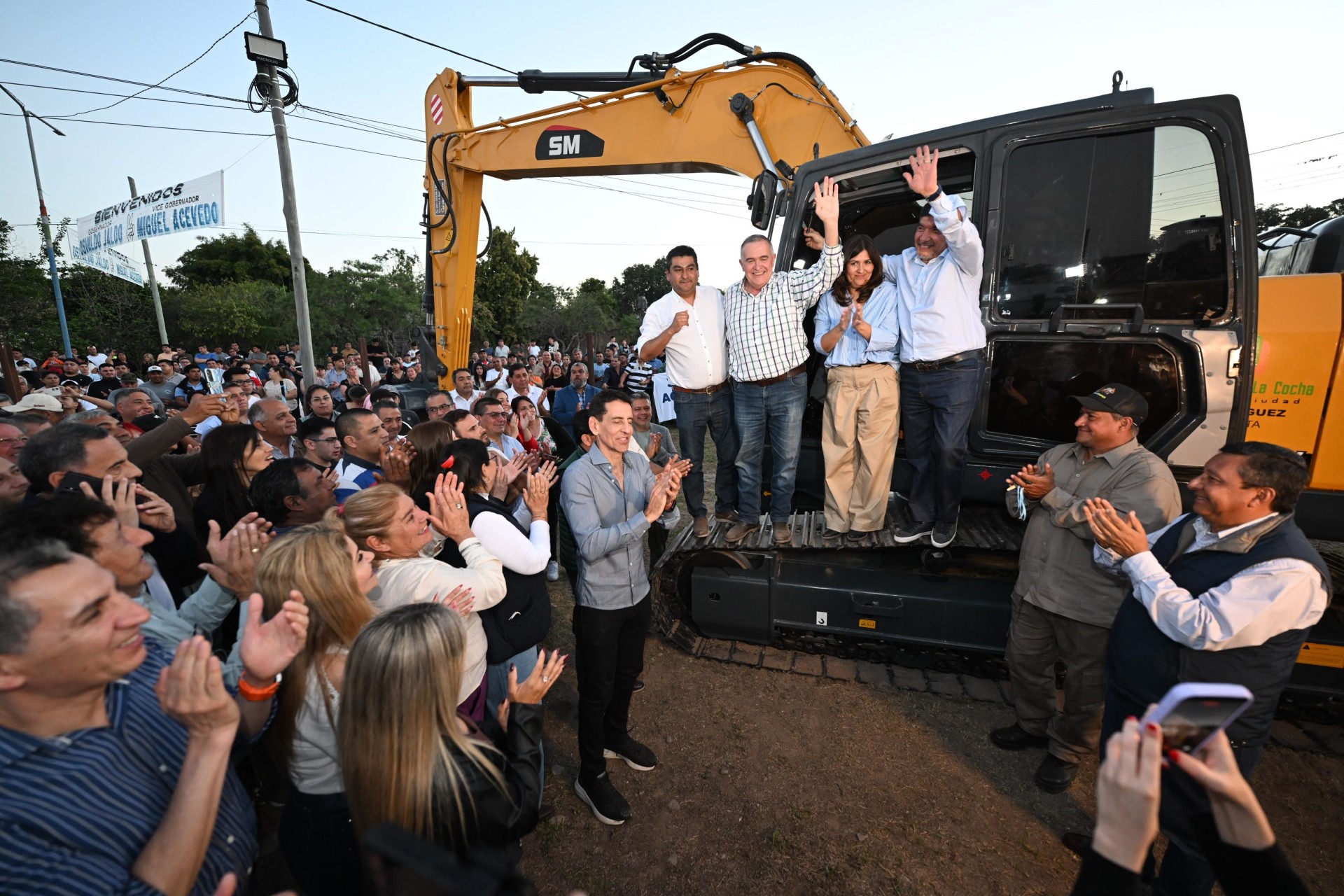 Jaldo llevó su agenda al sur de Tucumán: obras hídricas, pavimento y maquinaria en La Cocha