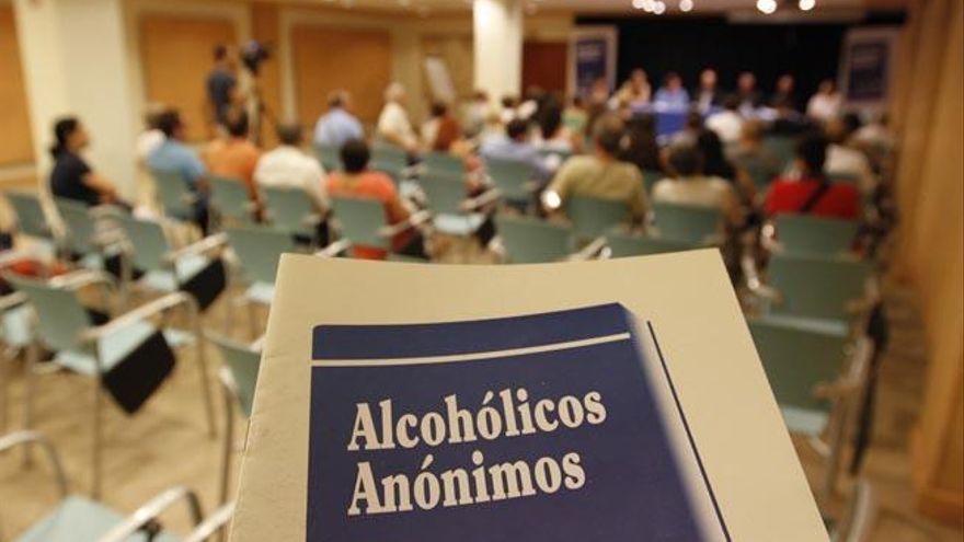 Reparten información en las plazas este sábado: cómo funciona Alcohólicos Anónimos en Tucumán