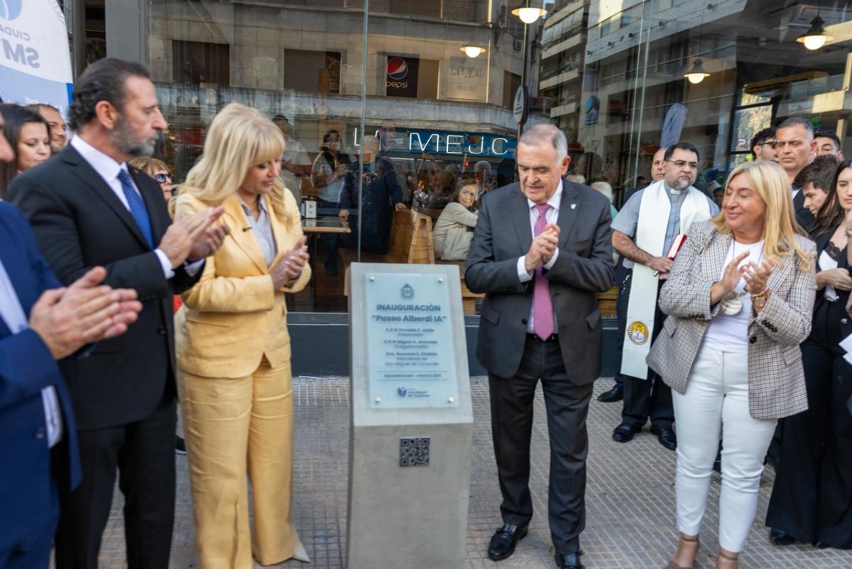 Chahla en la inauguración del Paseo Alberdi IA (2).jpeg