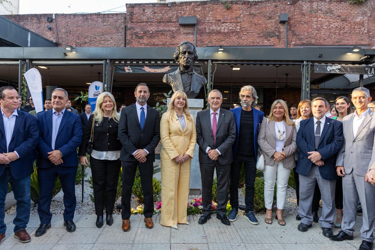 Juan Bautista Alberdi ya tiene su merecido homenaje en una histórica esquina del microcentro