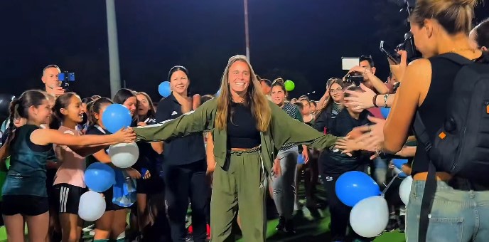 “Vicky” Sauze fue homenajeada ante una marea “verdinegra” en Tucumán Rugby