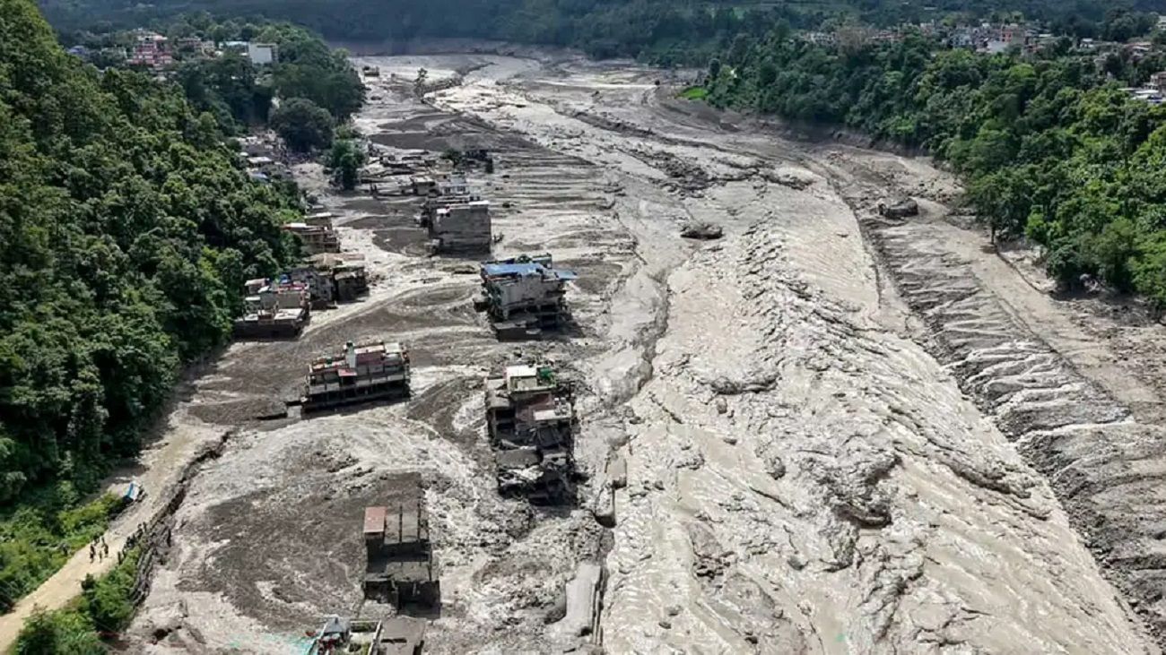 Tragedia en Nepal: extraen a dos operarios que sobrevivieron nueve días dentro de un túnel