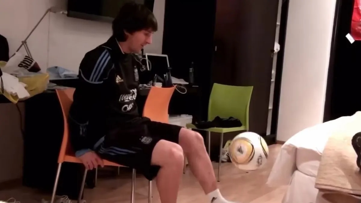 Salió a la luz un video nunca antes visto de Messi jugando con la Jabulani en la concentración de 2010