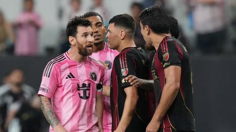 Del abrazo con Martino al cruce con Alonso: la noche de contrastes de Messi en el empate de Inter Miami