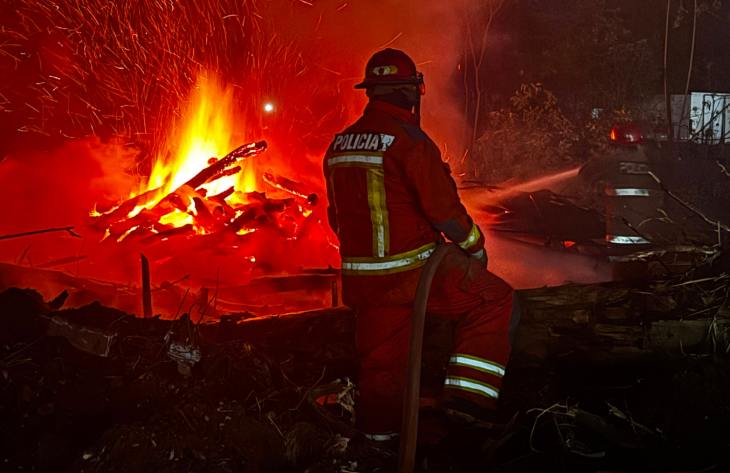 Efectivos de bomberos apagaron un incendio de vegetación en la localidad de Las Talitas