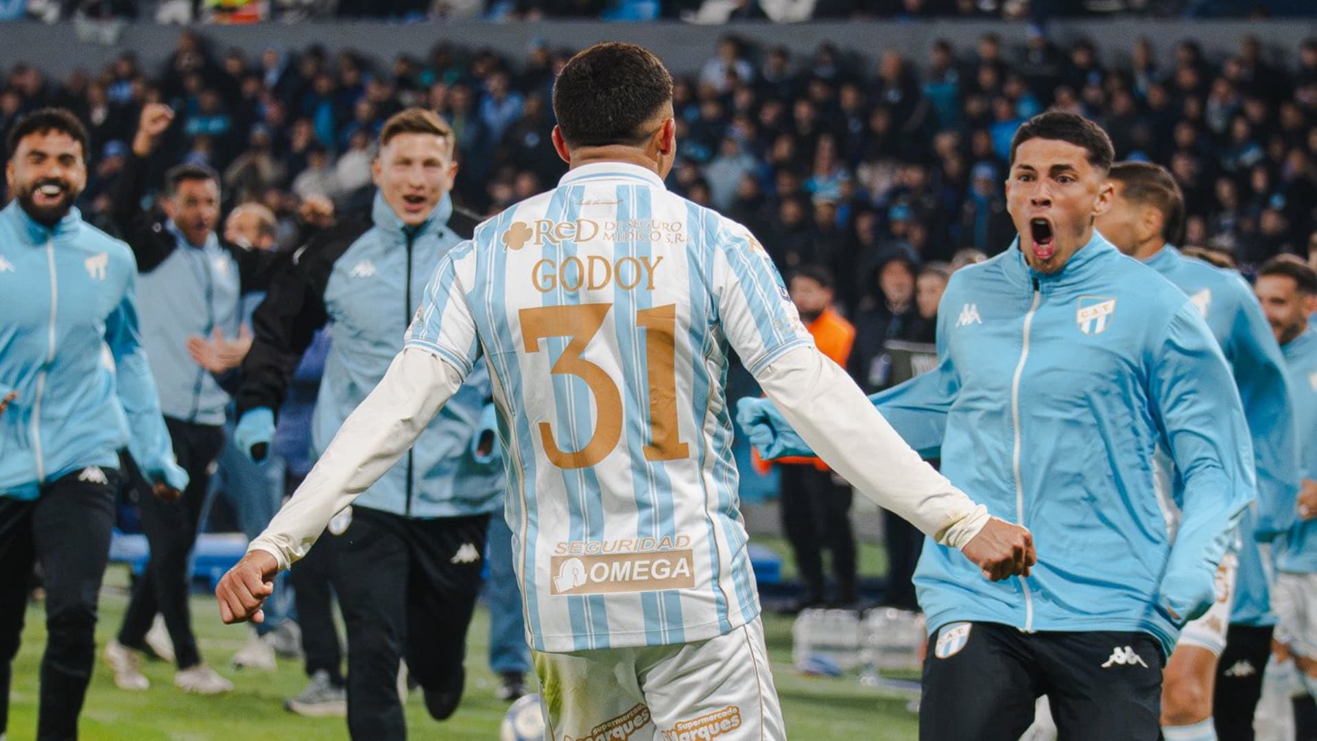 Atlético Tucumán aguantó la tormenta en Avellaneda y se llevó los tres puntos de manera agónica