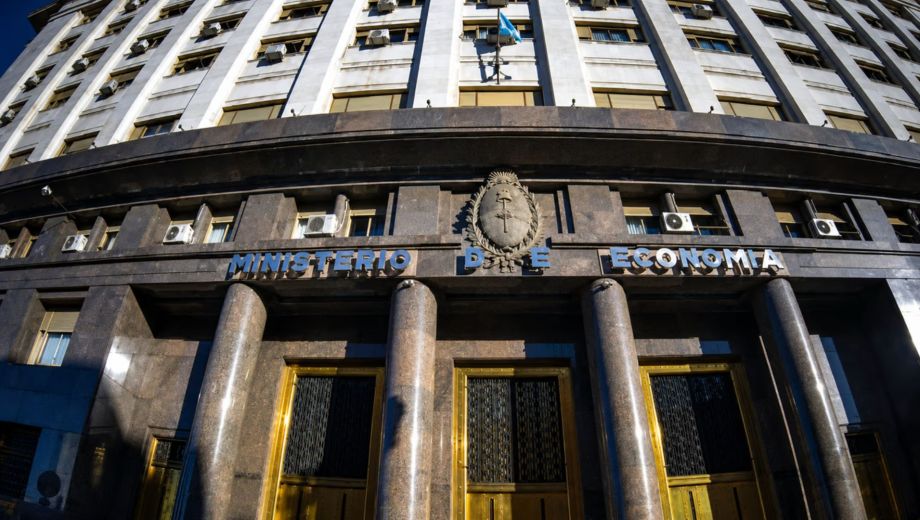 Economía canjeará deuda en pesos del Banco Central por letras vinculadas al dólar por hasta US$2.000 millones