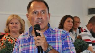 Detuvieron a un ex profesor de hockey acusado de abuso por amenazar a una víctima