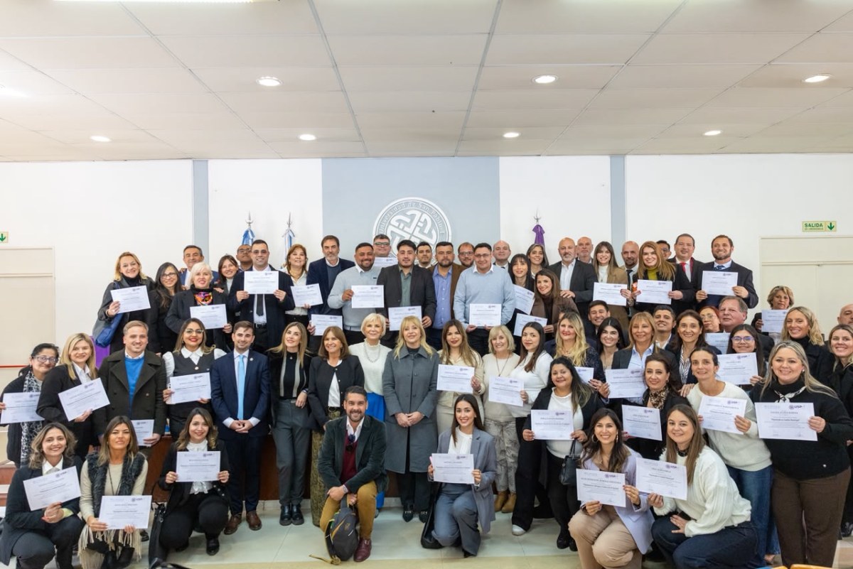 Rossana Chahla en entrega de certificados a diplomados en la USP-T.jpeg