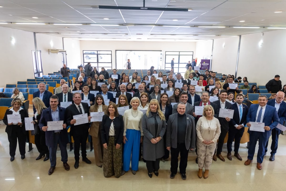 Rossana Chahla en entrega de certificados a diplomados en la USP-T (4).jpeg