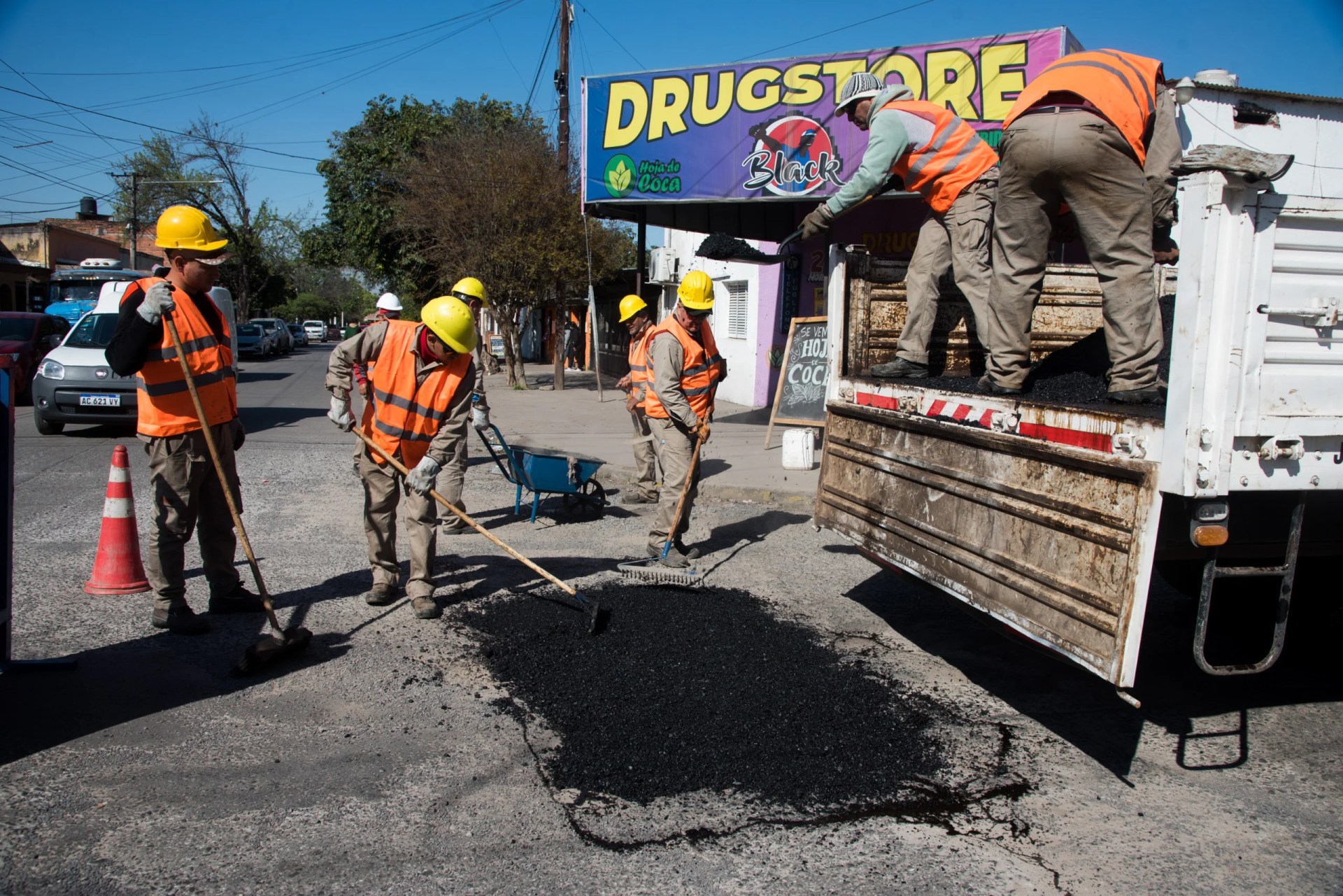 La Capital intensifica el bacheo de calles y avenidas con 10 cuadrillas y 60 toneladas diarias de asfalto
