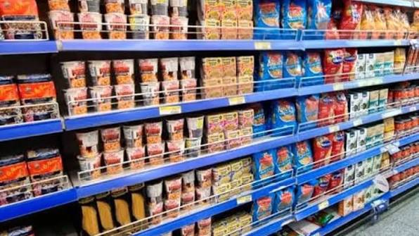 Alimentos y servicios se encarecen en dólares, mientras bajan las brechas en bienes durables