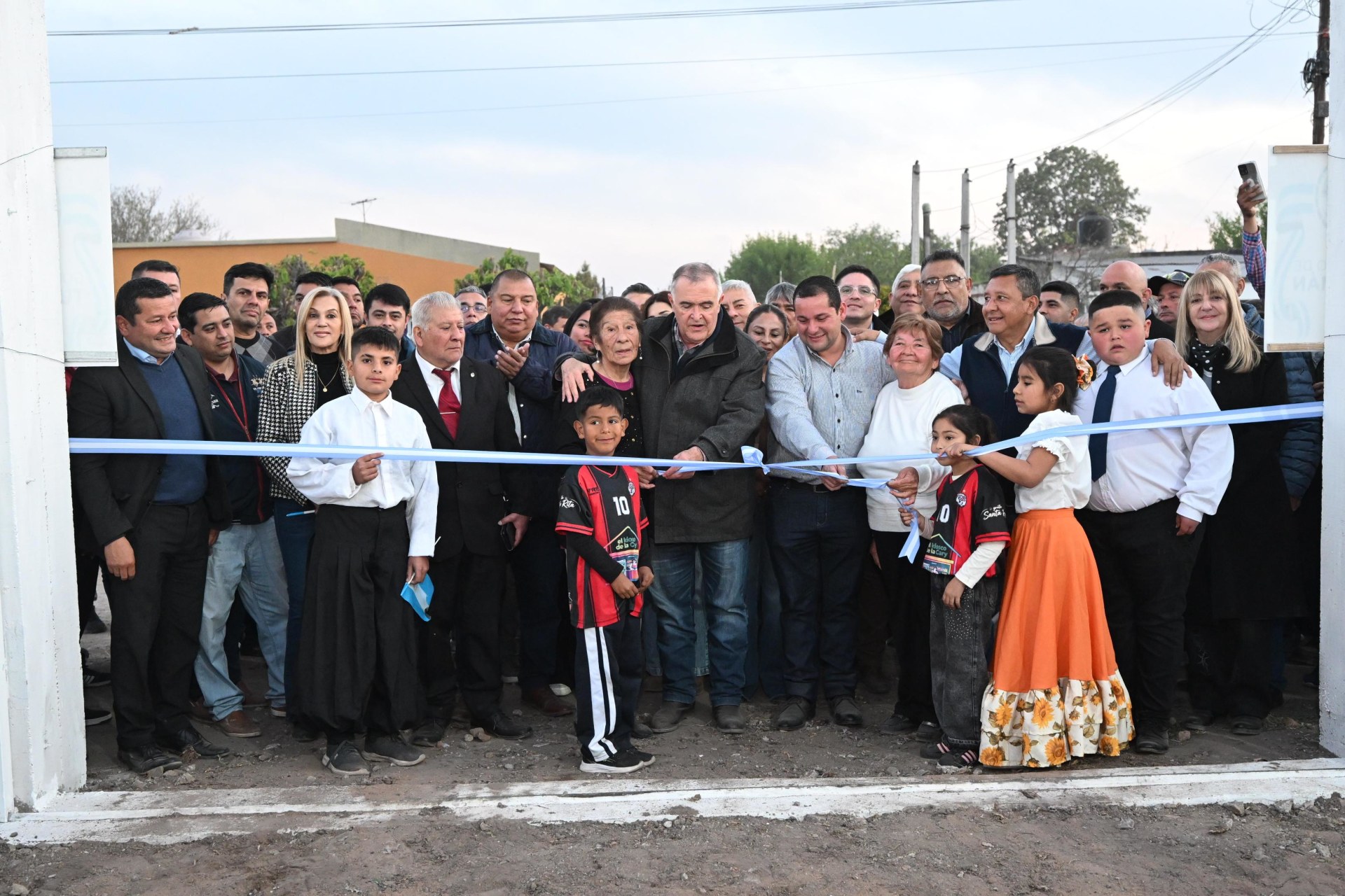 Jaldo inauguró obras de iluminación, infraestructura deportiva y seguridad en El Naranjito