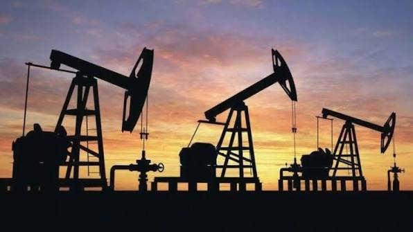 El petróleo superó los US$105 ante la escalada entre Estados Unidos e Irán y la tensión en el estrecho de Ormuz