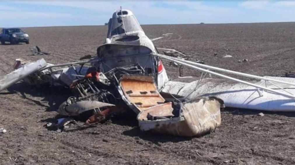 Un piloto resultó herido tras la caída de una avioneta fumigadora mientras trabajaba en un campo