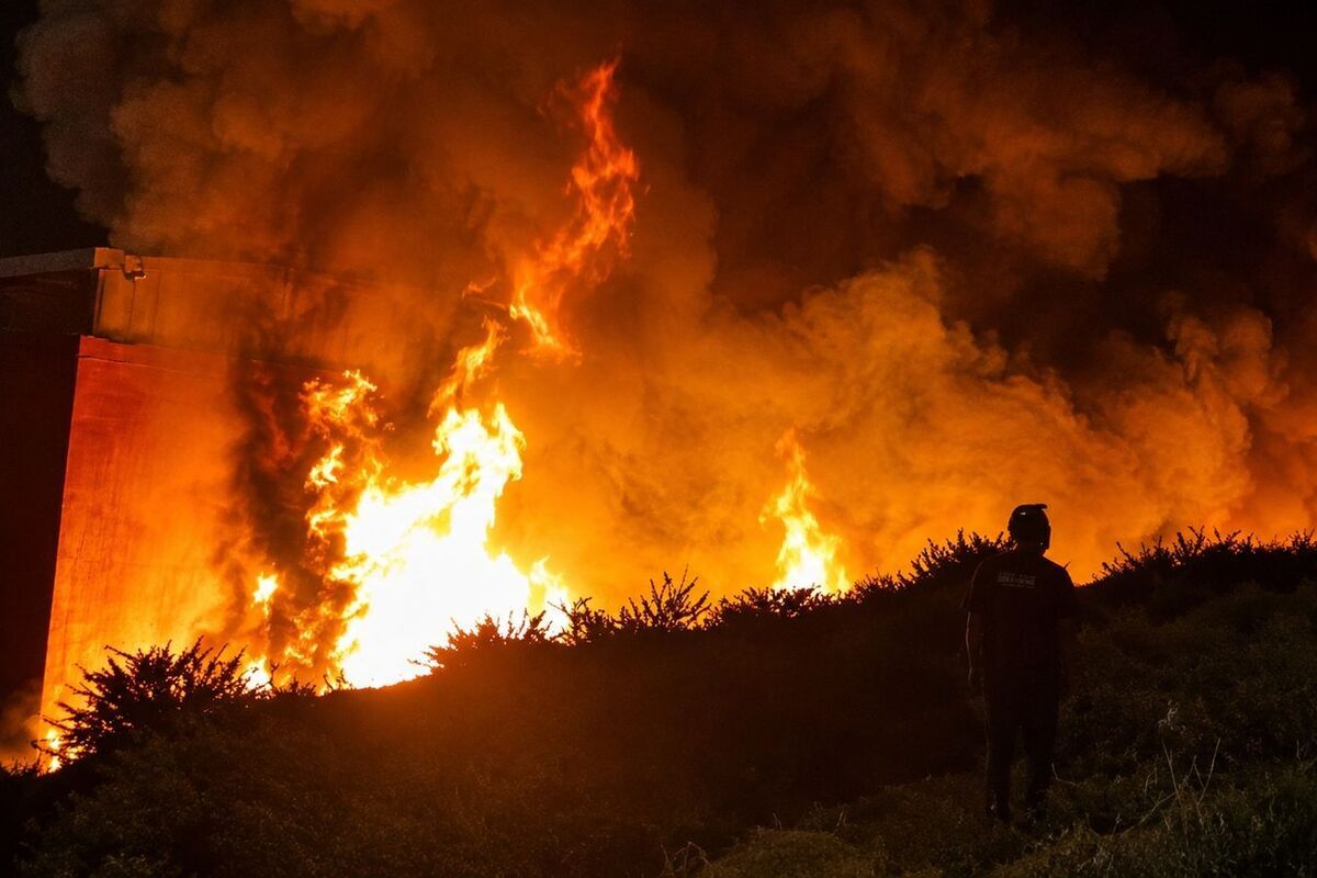 El fuego arrasó con un campamento de migrantes y varios vehículos durante la madrugada en Ceuta