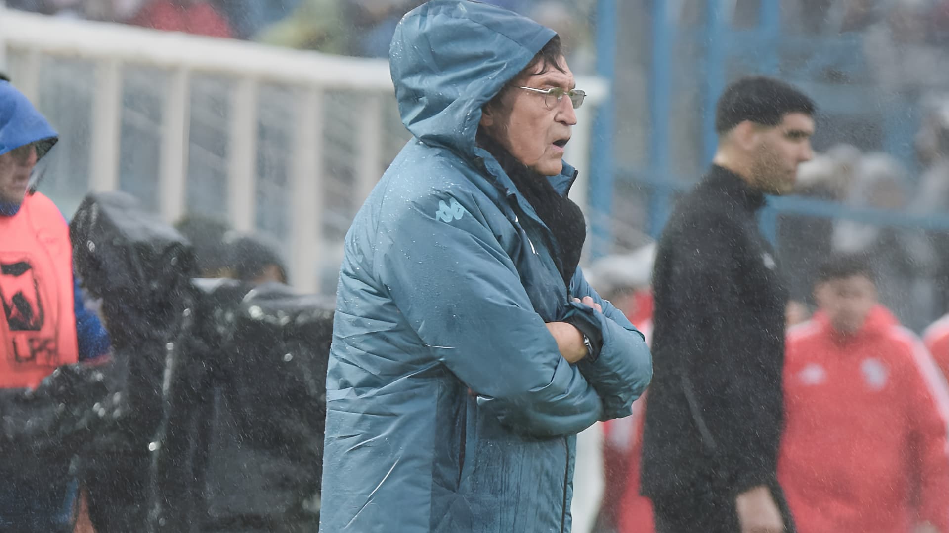 Falcioni explotó contra el arbitraje: "Si molesta Atlético, nos tienen que avisar"
