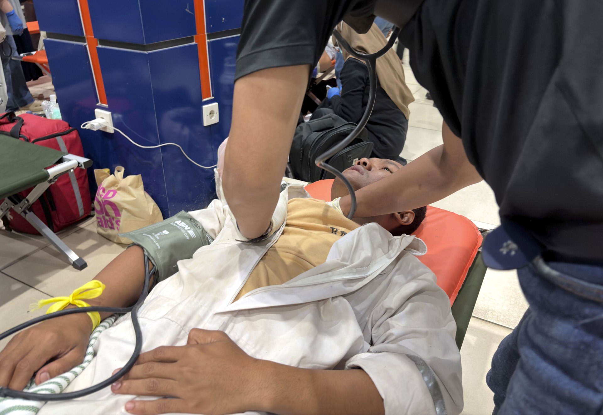 Despliegue de emergencia en Indonesia: un naufragio dejó seis muertos y más de cien desaparecidos
