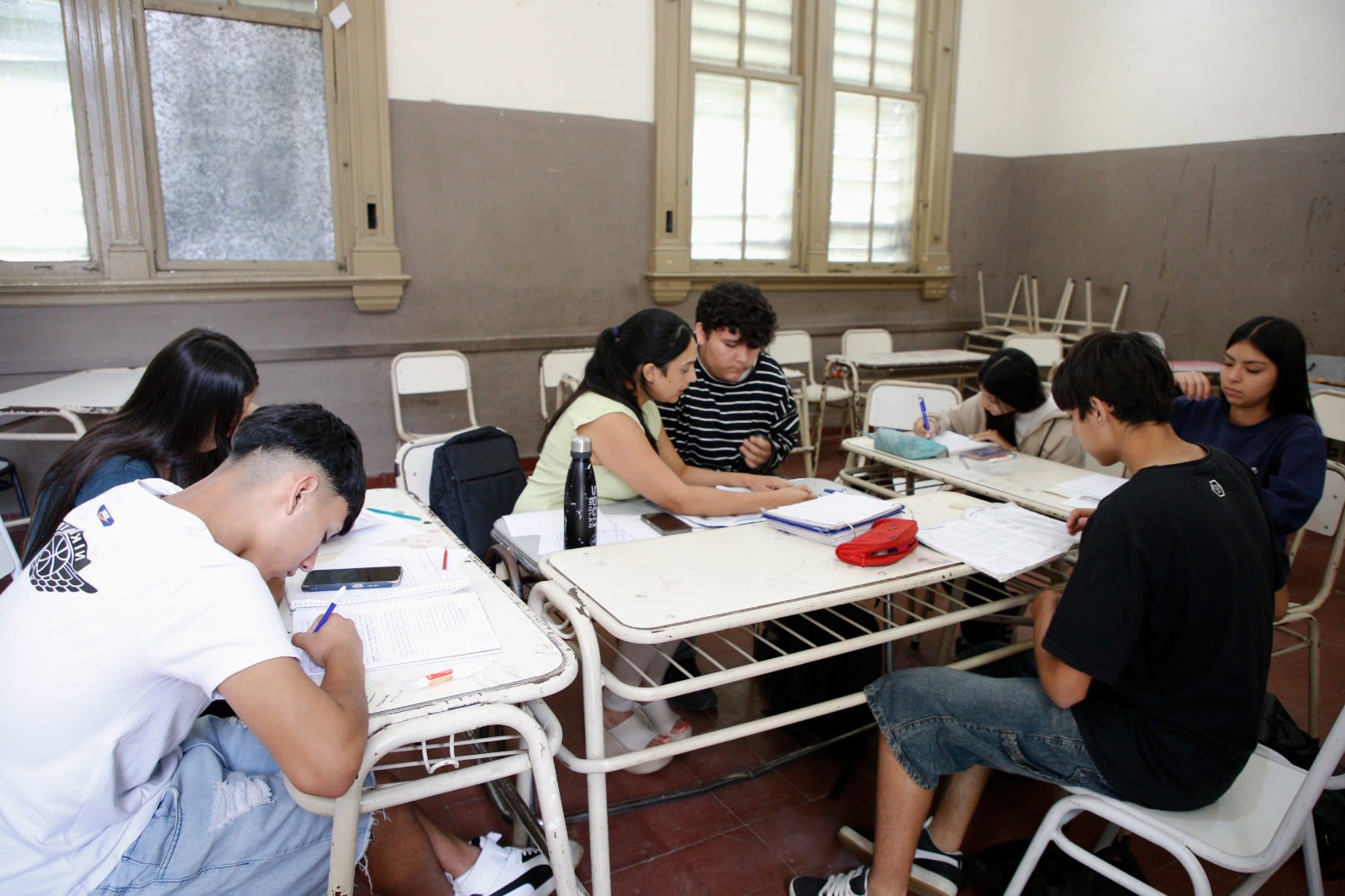 Los estudiantes tucumanos reconocen los resultados educativos desalentadores, pero los atribuyen a un sistema rígido y desfinanciado