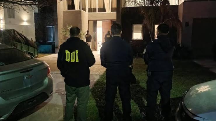 La policía allanó tres domicilios vinculados a L-Gante tras una denuncia por amenazas con armas de fuego