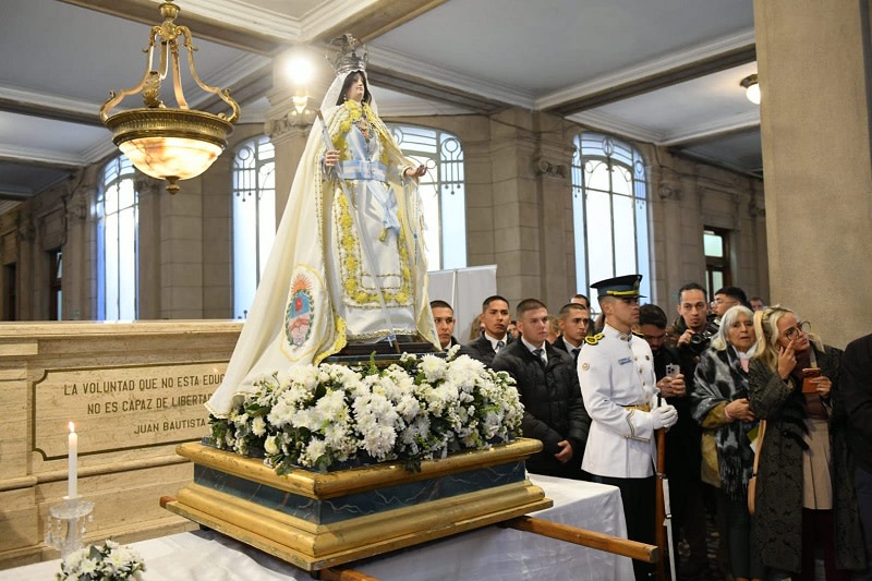 La imagen de la Virgen de la Merced visitó la Casa de Gobierno en el inicio de su novena