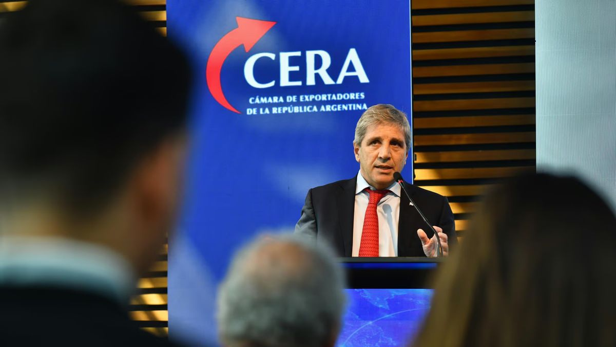 Caputo pidió “no dejarse llevar por las ansiedades políticas” y ratificó la continuidad del programa económico